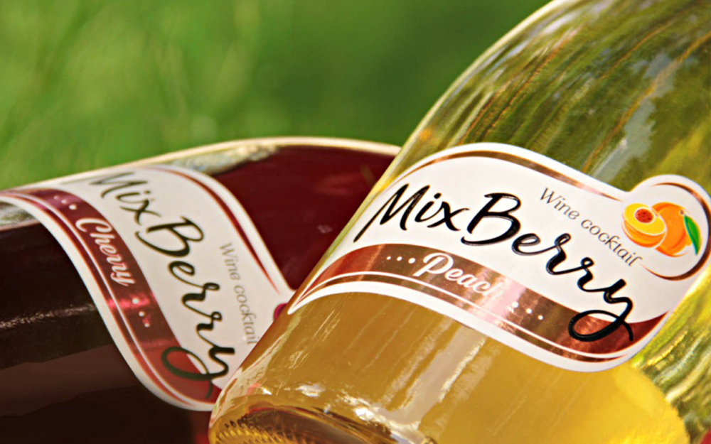 MixBerry: дизайн упаковки летнего винного коктейля 